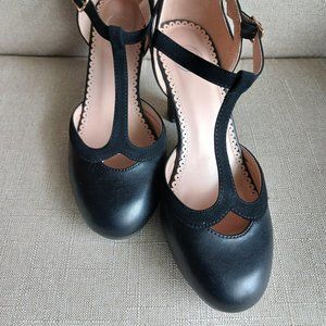 Journee Collection Olina T-Strap Pumps in Black